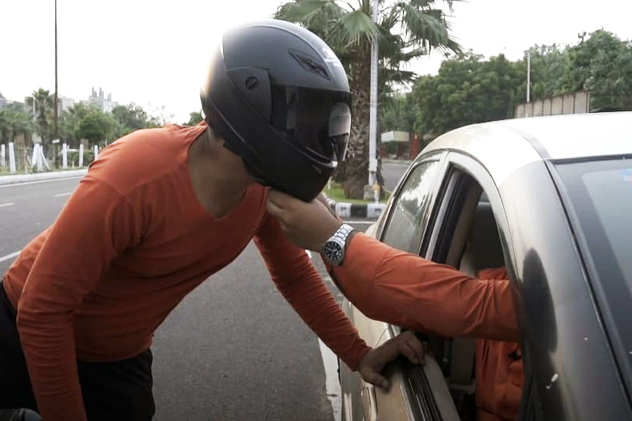 Delhi man quits job and sells house to distribute 50,000 helmets free of cost across 22 states