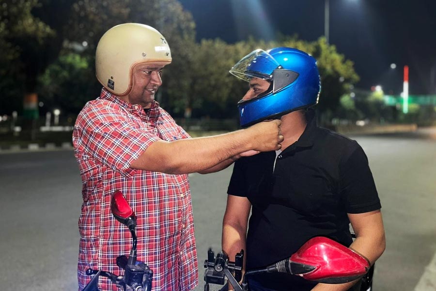 Delhi man quits job and sells house to distribute 50,000 helmets free of cost across 22 states