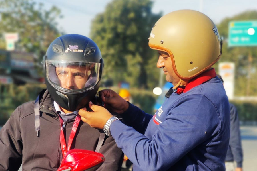 Delhi man quits job and sells house to distribute 50,000 helmets free of cost across 22 states