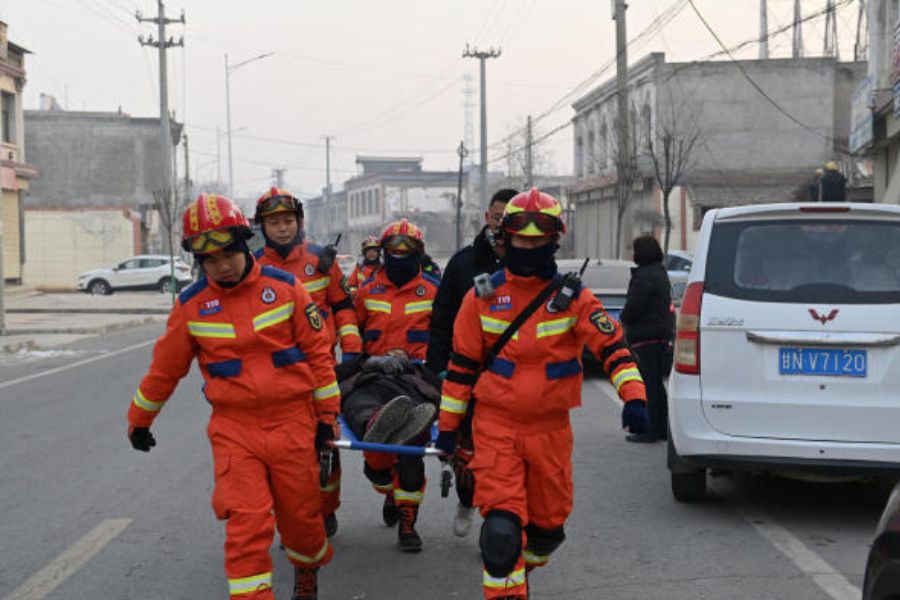 চিনের বিভিন্ন সংবাদমাধ্যম সূত্রে খবর, রিখটার স্কেলে এই কম্পনের মাত্রা ছিল ৬.২। ধ্বংসস্তূপের নীচে যাঁরা আটকে পড়েছেন, তাঁদের উদ্ধারের কাজ শুরু করে দিয়েছেন উদ্ধারকারীরা। তাসের ঘরের মতো ভেঙে পড়েছে হাজার হাজার বাড়ি। 