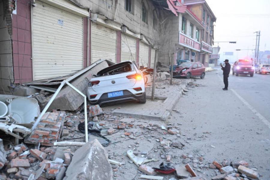 ভূকম্পের কেন্দ্রস্থল গানসু প্রদেশের রাজধানী লানঝৌ থেকে ১০০ কিমি দূরে মাটি থেকে মাত্র ১০ কিমি গভীরে। যদিও চিনের সরকারি চ্যানেল তাদের প্রতিবেদনে দাবি করেছেন, কম্পনের মাত্রা ছিল ৬.২।