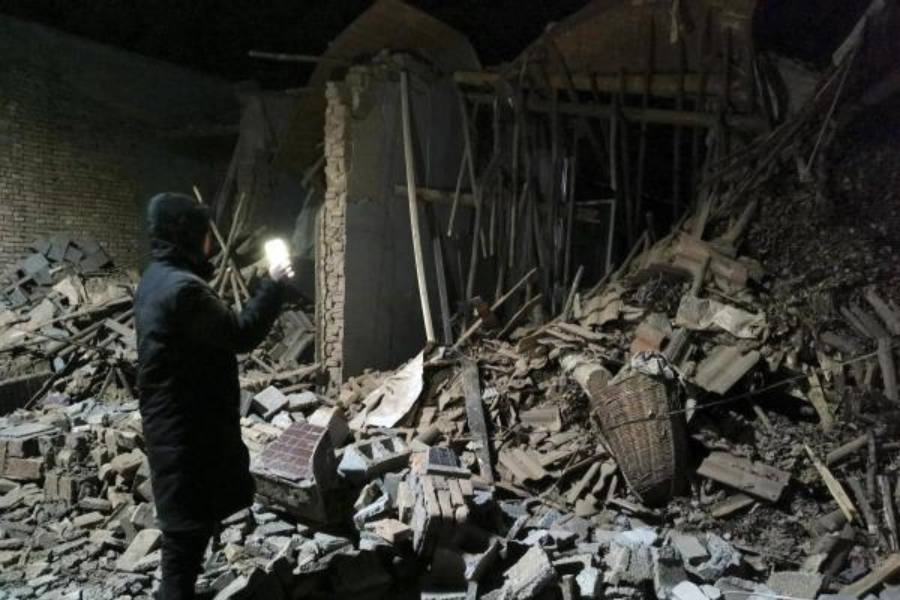 স্থানীয় সংবাদমাধ্যমের প্রতিবেদন অনুযায়ী, বহু এলাকা বিদ্যুৎবিচ্ছিন্ন হয়ে পড়েছে। প্রেসিডেন্ট শি জিনপিং ওই দুই প্রদেশের আধিকারিকদের ক্ষতিগ্রস্ত এলাকায় পৌঁছে যাওয়ার নির্দেশ দিয়েছেন।