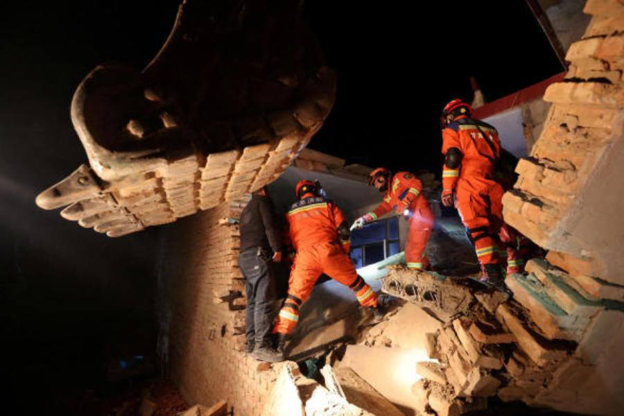  উদ্ধারকাজে কোনও ত্রুটি না রাখা এবং আহতদের সেবা শুশ্রূষায় নিজেদের সেরাটা দেওয়ার নির্দেশও দিয়েছেন। সমাজমাধ্যমে ছড়িয়ে পড়া কিছু ভিডিয়োয় দেখা গিয়েছে, ভূমিকম্পের ফলে আতঙ্কিত হয়ে লোক জন রাস্তায় দৌড়চ্ছেন এবং নিরাপদ আশ্রয়ের খোঁজ করছেন। 