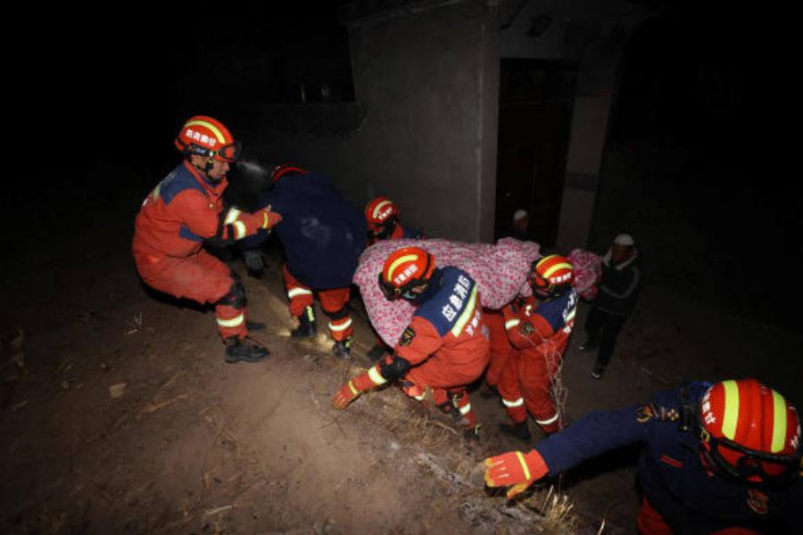 উদ্ধারকারীরা তৎপরতার সঙ্গেই কাজ করছেন। খেয়াল রাখছেন যাতে এই দুর্যোগ পরবর্তী সময়েও শীতের কবলে তাঁদের আরও বড় ক্ষতি না হয়। প্রসঙ্গত, গত সপ্তাহ থেকেই দেশজুড়ে শৈত্যপ্রবাহ চলছে চিনে। 