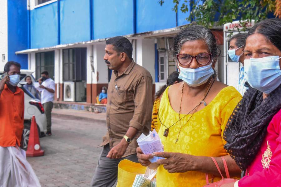 শীত পড়তেই দেশজুড়ে সর্দির সঙ্গে খুসখুসে কাশি সবার ঘরে ঘরে। সাধারণত ইনফ্লুয়েঞ্জা ভেবেই সবাই এড়িয়ে যাচ্ছেন। তবে কেন্দ্রের কপালে চিন্তার ভাঁজ। কোভিড সংক্রমণ বাড়ছে আবার।