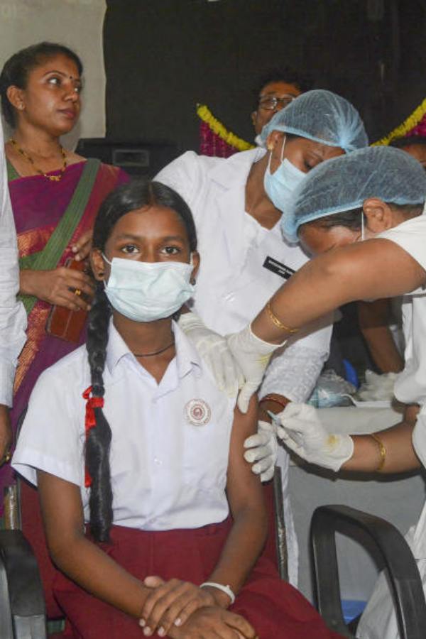 এখনও পরিস্থিতি হাতের বাইরে যায়নি বলেই জানা যাচ্ছে। তবে ধীরে হলেও সম্প্রতি কোভিড সংক্রমণ আবার মাথাচাড়া দিচ্ছে। দেশে প্রথম করোনা ভাইরাসের উপপ্রজাতি জেএন.১-এ আক্রান্তের হদিস মিলেছে।
