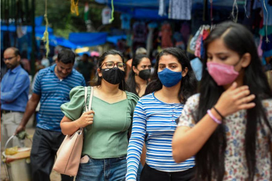 রাজ্যগুলিকে সাতটি নির্দেশিকা পাঠাল কেন্দ্র। নির্দেশিকায় আসন্ন উৎসবের মরসুমে সতর্ক হতে বলার পাশাপাশি জানাল, ইনফ্লুয়েঞ্জার মতো রোগের বাড়বাড়ন্ত হচ্ছে কি না, নজর রাখতে হবে। সেই নিয়ে রিপোর্ট দিতেও বলা হয়েছে রাজ্যগুলিকে।