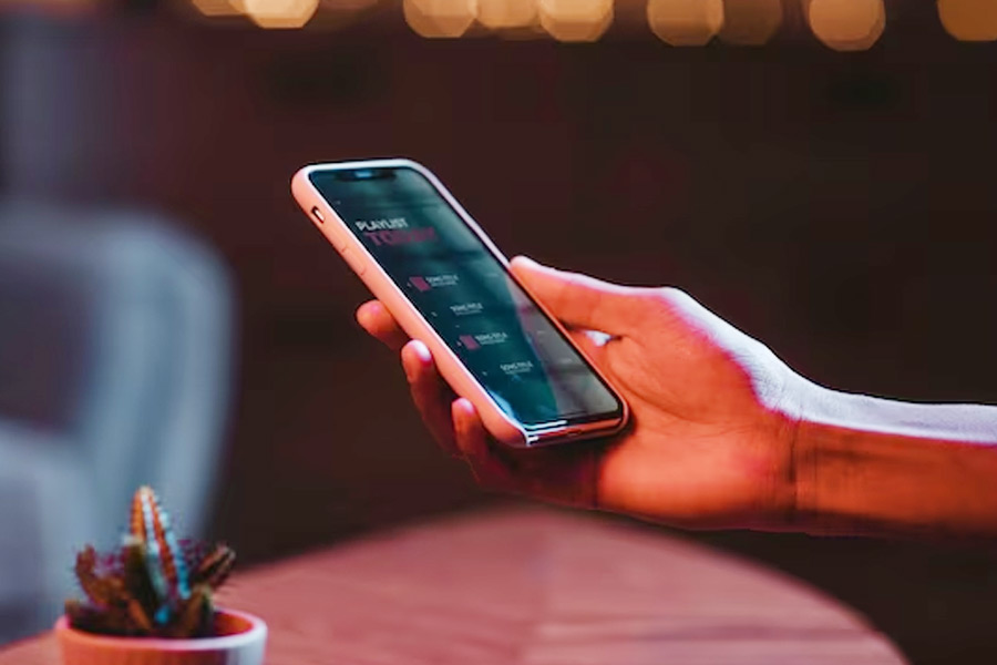 বাড়ির রান্নাঘরে সারাইয়ের প্রয়োজন? নতুন কিছু কেনাকাটার কথা ভাবছেন? কম খরচের মধ্যে ঘর সাজানোর জিনিস কোথায় পাওয়া যাবে তা নিয়ে বন্ধুবান্ধবের সঙ্গে আলোচনা করছেন? কিন্তু আপনি যে বিষয়গুলি নিয়ে আলোচনা করলেন, পর মুহূর্তেই স্মার্টফোন খোলার পর সেগুলির বিজ্ঞাপন দেখতে পাচ্ছেন। এ কী করে সম্ভব? তা হলে কি আপনার ‘অচল’ ফোন আপনার উপরেই সব সময় নজরদারি চালাচ্ছে? কী বলছে গবেষণা?