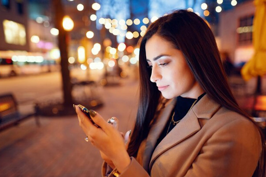 সম্প্রতি কক্স মিডিয়া গ্রুপের তরফে গবেষণা করে একটি সমীক্ষা করা হয়েছে। তার ফলাফলের ভিত্তিতে সেই সংস্থা জানিয়েছে যে স্মার্টফোন আদতে যে মানুষের ব্যক্তিগত জীবনে আড়ি পাতে, সে সম্ভাবনা একেবারে নাকচ করা যায় না।