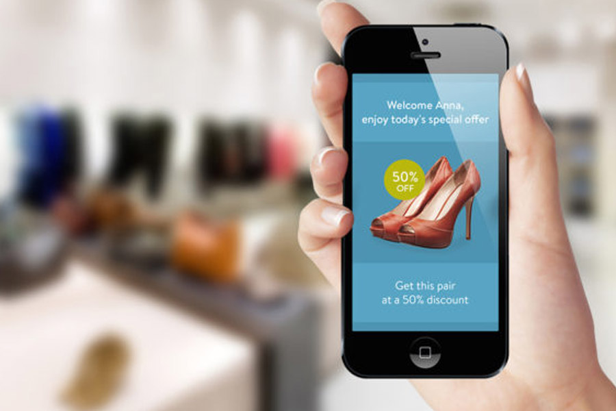 স্মার্টফোন, স্মার্টটিভি-সহ অন্যান্য যে যন্ত্রগুলিতে ‘বিল্ট-ইন মাইক্রোফোন’ রয়েছে সে সমস্ত যন্ত্রের মাধ্যমেই নাকি নজরদারি চালানো হচ্ছে।