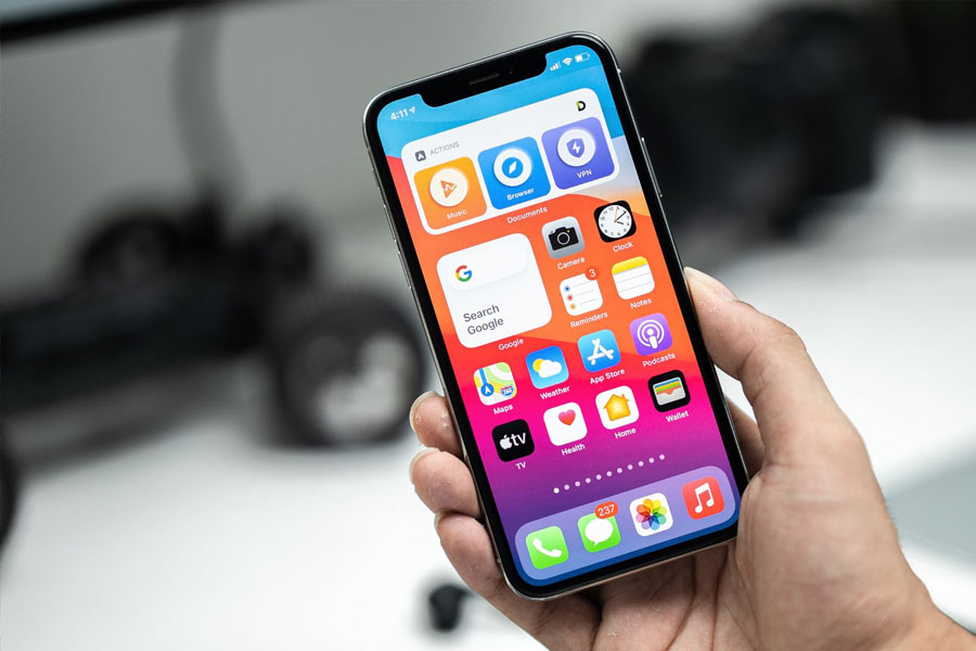 ‘অ্যাক্টিভ লিসেনিং’ প্রক্রিয়ার মাধ্যমে মানুষের কণ্ঠস্বরকে তথ্য হিসাবে গ্রহণ করে মাইক্রোফোন। তার পর সেই তথ্য সংগ্রহ করে বিজ্ঞাপন সংস্থাগুলি মূল গ্রাহকদের লক্ষ্য করে ‘টার্গেটেড অ্যাডভার্টাইজ়িং’-এর মাধ্যমে বিজ্ঞাপন দেখানো শুরু করে।