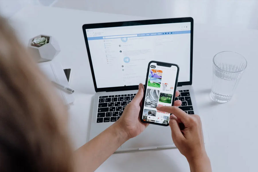 সমীক্ষায় জানা গিয়েছে, বিজ্ঞাপন সংস্থাগুলির জন্য ‘অ্যাক্টিভ লিসেনিং’ খুবই গুরুত্বপূর্ণ। যাঁরা দিনের কোনও না কোনও সময় কোনও পণ্য নিয়ে আলোচনা করেন তার অর্থ তাঁদের সেই পণ্যটি কেনার সম্ভাবনা রয়েছে। সংস্থার কাছে তাঁরাই মূল ক্রেতা। তাই বিজ্ঞাপন সংস্থাগুলি অনলাইন মাধ্যমে সেই নির্দিষ্ট ক্রেতাদের লক্ষ্য করে বিজ্ঞাপন দেখায়।