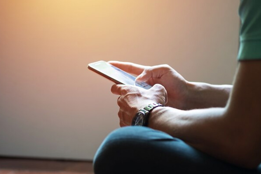 কৃত্রিম বুদ্ধিমত্তা বা ‘এআই’-এর মাধ্যমে বিজ্ঞাপন সংস্থাগুলি অনলাইন মাধ্যমে ‘টার্গেটেড অ্যাডভার্টাইজ়িং’ প্রক্রিয়াটি চালায়। 