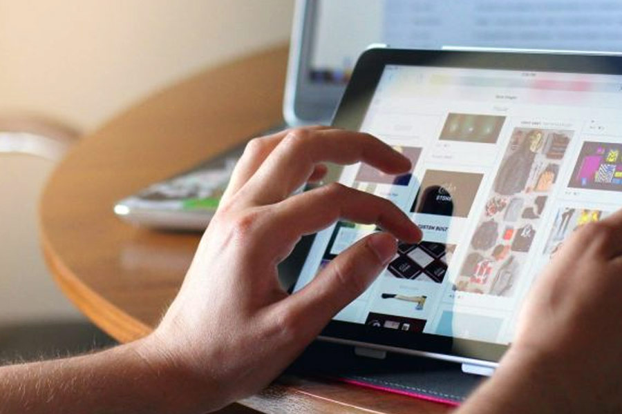 এআই-এর মাধ্যমে মানুষের ‘ভয়েস ডেটা’ সংগ্রহ করার পর আর কী কী পদ্ধতিতে বিজ্ঞাপন সংস্থাগুলি কাজ করে তা এখনও পর্যন্ত সম্পূর্ণ রূপে জানা যায়নি। সমীক্ষার রিপোর্টেই বলা হয়েছে, বহু তথ্যই গোপন রাখতে চায় বিজ্ঞাপনী সংস্থাগুলি।