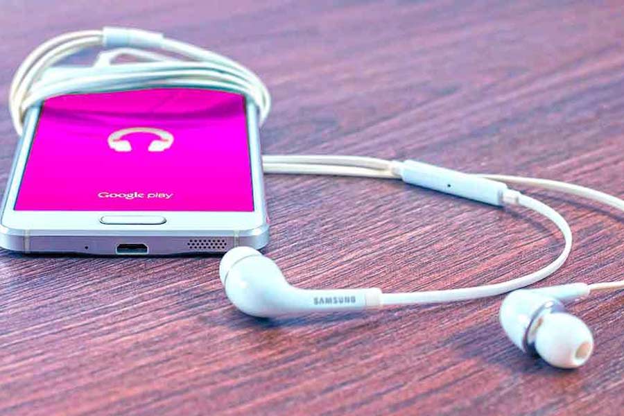 সবুজ রঙের চিহ্ন দেখে স্মার্টফোন ব্যবহারকারীরা সতর্ক হয়ে যান। তবে ‘অ্যাক্টিভ লিসেনিং’-এর প্রক্রিয়াটি বেআইনি কি না, সেই প্রশ্নেরও উত্তর মিলেছে রিপোর্টে।