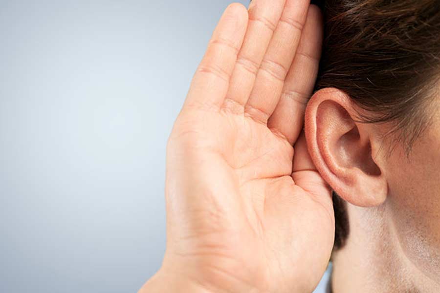 দাবি করা হয়েছে, স্মার্টফোনের নজরদারি চালানোর প্রক্রিয়াটি কোনও ভাবেই বেআইনি নয়। বরং স্মার্টফোন ব্যবহারকারীদের অনুমতি নিয়েই তাঁদের ব্যক্তিগত কথোপকথনে কান পাতা হয়।