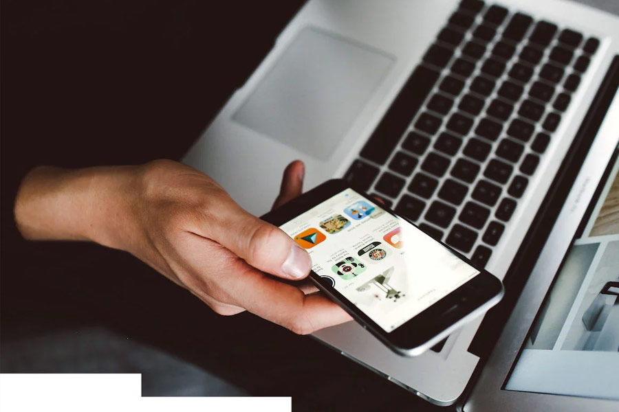 স্মার্টফোনে সফ্‌টঅয়্যার আপডেট করার সময় অথবা কোনও অ্যাপ্লিকেশন ফোনে ডাউনলোড করার সময় প্রথমেই কিছু শর্ত এবং নিয়মাবলির তালিকা দেখানো হয়। সেই তালিকায় উল্লেখ করা থাকে যে, প্রয়োজনে ‘বিল্ট-ইন মাইক্রোফোন’ এবং ক্যামেরা ব্যবহার করা যেতে পারে।