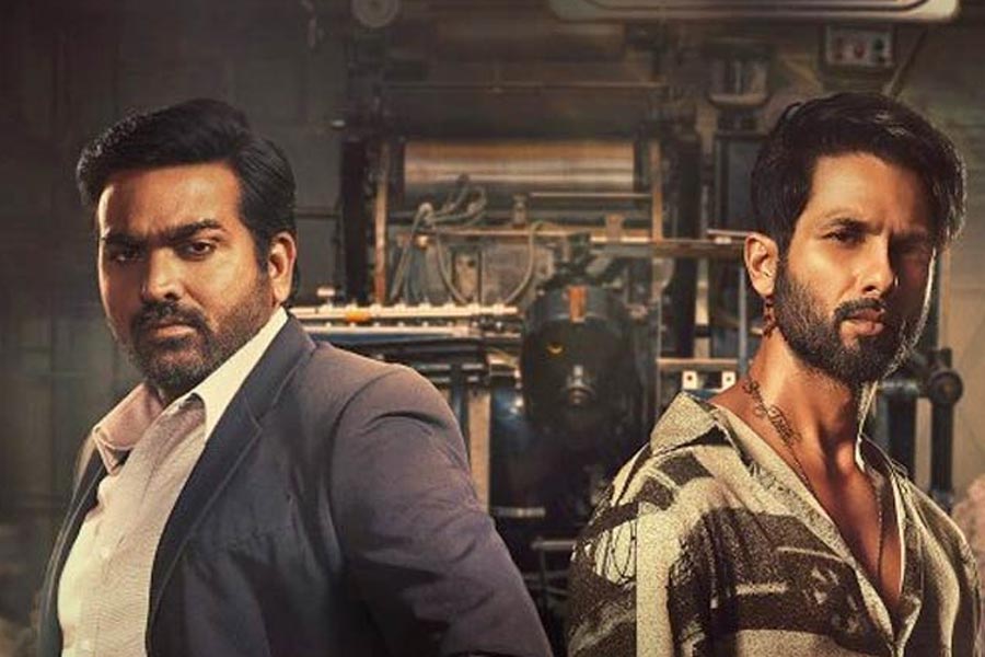 শাহিদের পাশাপাশি ‘ফরজ়ি’ ওয়েব সিরিজ়ে অভিনয় করতে দেখা যায় দক্ষিণী অভিনেতা বিজয় সেতুপতিকে। চলতি বছরের সেরা সিরিজ় হিসাবে আইএমডিবি-র তালিকায় নাম লিখিয়েছে ‘ফরজ়ি’।