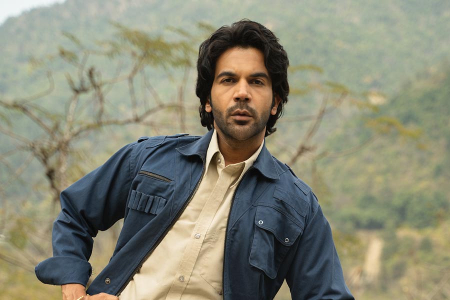 ‘গানস অ্যান্ড গুলাবস’ ওয়েব সিরিজ়ে অভিনয় করেন বলি অভিনেতা রাজকুমার রাও। দক্ষিণী অভিনেতা দুলকের সলমনকেও এই সিরিজ়ে অভিনয় করতে দেখা যায়।