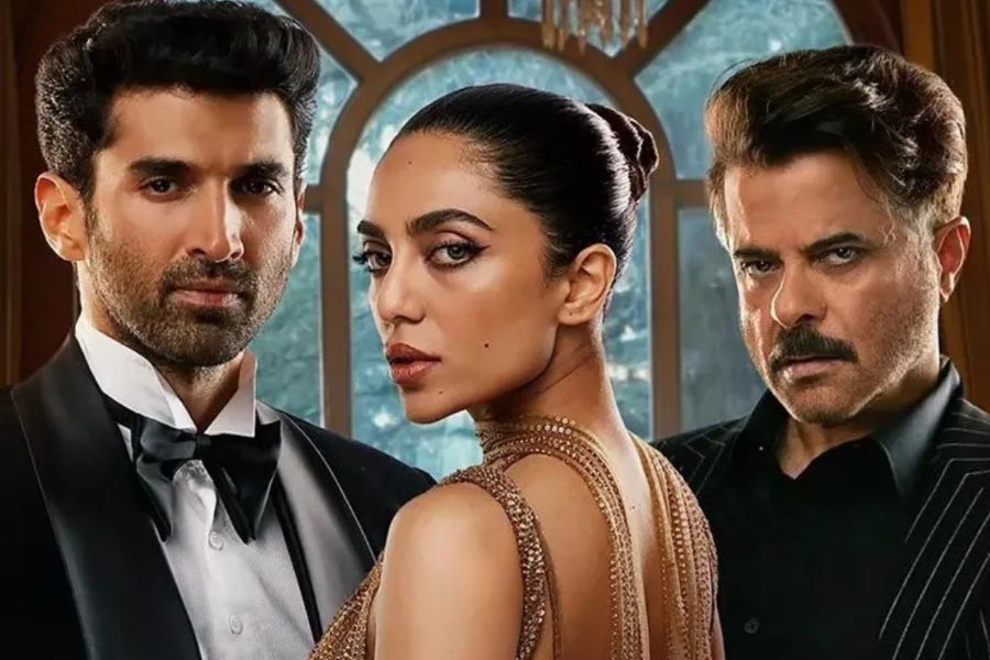 দর্শকের পছন্দের ওয়েব সিরিজ়ের তালিকায় রয়েছে ‘দ্য নাইট ম্যানেজার’। দীর্ঘ সময় বিরতির পর অভিনয় করতে দেখা গিয়েছে আদিত্য রায় কপূরকে। এই সিরিজ়ে অভিনয় করে যেন কেরিয়ারের নতুন অধ্যায় শুরু করলেন আদিত্য।