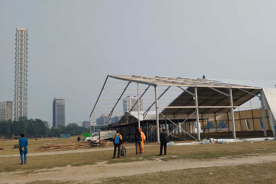 ব্রিগেড ময়দানে জোরকদমে চলছে মঞ্চ বাধার কাজ।