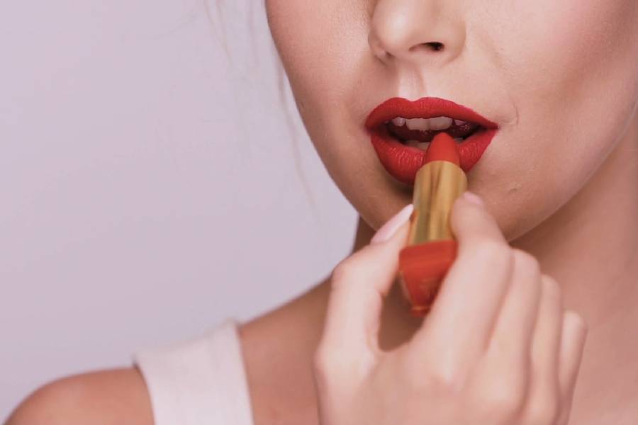 Five steps to make your lipstick last all day.