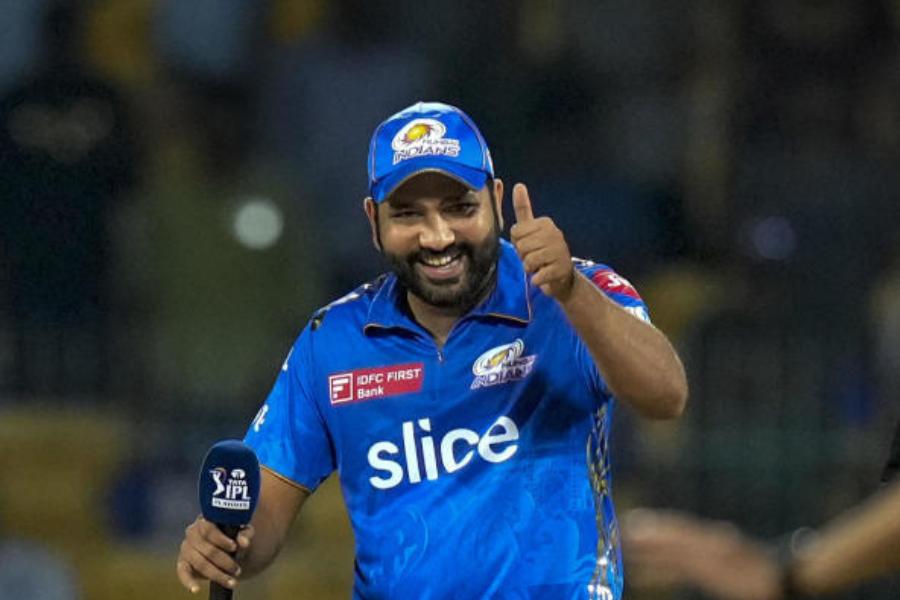 শোনা গিয়েছে, রোহিতকে অধিনায়ক হিসাবে সরিয়ে দেওয়ার পরে দু’টি দল রোহিতকে নেওয়ার ব্যাপারে আগ্রহ দেখিয়েছিল।