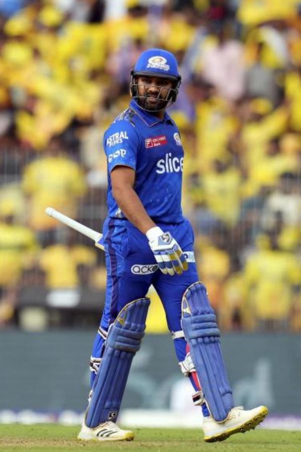 তারা হল দিল্লি ক্যাপিটালস এবং চেন্নাই সুপার কিংস। যে ভাবে গুজরাত থেকে হার্দিককে নিয়েছে মুম্বই, সে ভাবেই ট্রেডিংয়ের মাধ্যমে রোহিতকে নেওয়ার পরিকল্পনা করেছিল তারা। কিন্তু সেই প্রস্তাব প্রত্যাখ্যান করা হয়েছে মুম্বইয়ের তরফে।