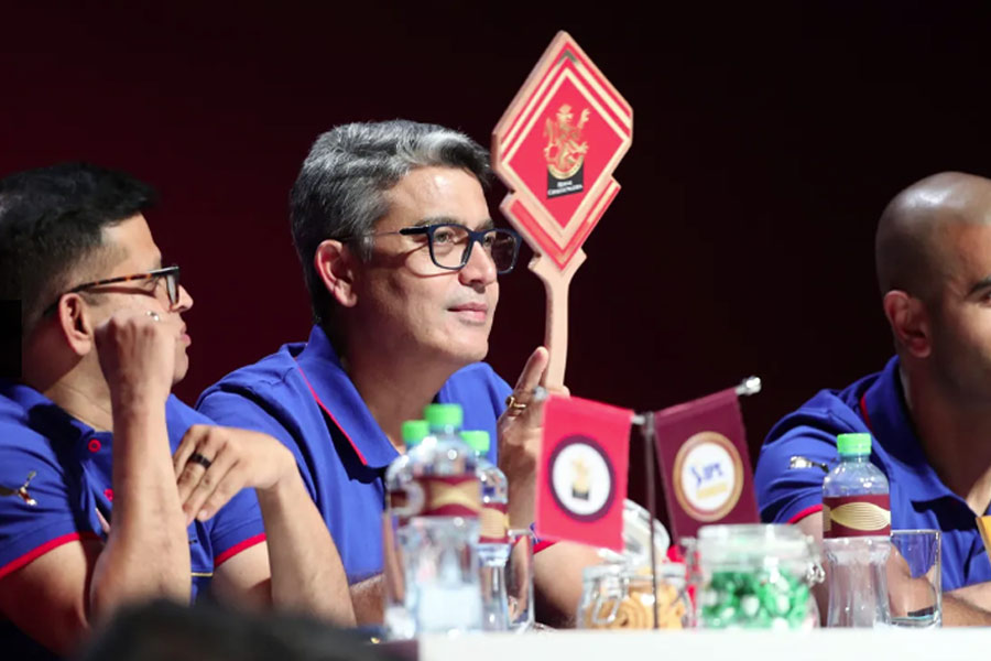 নভেম্বরেই বিশ্বকাপের ফাইনালে ভারতীয় ক্রিকেট দল গো-হারা হেরেছিল অস্ট্রেলিয়ার কাছে। দেখা গেল আইপিএলের ফ্র্যাঞ্চাইজ়িগুলি সেই অসি ক্রিকেটারদের জন্যই সব থেকে বেশি খরচ করছে। বিশ্বজয়ীদের পেতে অর্থের বন্যা বইয়ে দিতেও কসুর করছে না তারা।