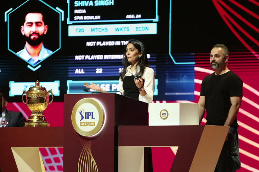  অন্য দিকে, বিশ্বকাপের ফাইনাল ছাড়া প্রতিটি ম্যাচ জেতা ভারতীয় ক্রিকেটারদের কপালে সেই অর্থের অর্ধেকও জোটেনি।