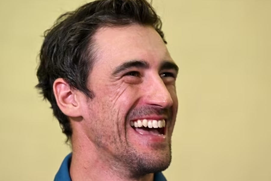 অস্ট্রেলীয় পেসার মিচেল স্টার্ককে নিয়ে প্রথম লড়াই শুরু হয়েছিল মুম্বই এবং দিল্লির মধ্যে। সেই লড়াইয়ে পরে যোগ দেয় গুজরাত এবং কলকাতাও। কোনও দলই থামতে না চাওয়ায় চড়চড়িয়ে দর বাড়ছিল স্টার্কের। শেষে ২৪.৭৫ কোটি টাকায় বাজি মারে ‘বাজিগর’ শাহরুখ খানের কলকাতা নাইট রাইডার্স।