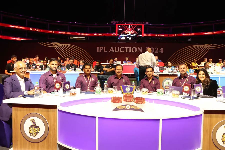 নিলাম শুরু হওয়ার আগে ১২ জন ক্রিকেটারকে ছেড়ে দিয়েছিল কলকাতা নাইট রাইডার্স। নিলামে ঢেলে দল সাজানোর পরিকল্পনাও করেছিলেন। গৌতম গম্ভীর এ বার কেকেআরের মেন্টর হওয়ায় অনেকেই মনে করেছিলেন, বুদ্ধির ছাপ থাকবে ক্রিকেটার কেনার ক্ষেত্রে। কিন্তু চমক দিতে পারল না কলকাতা।