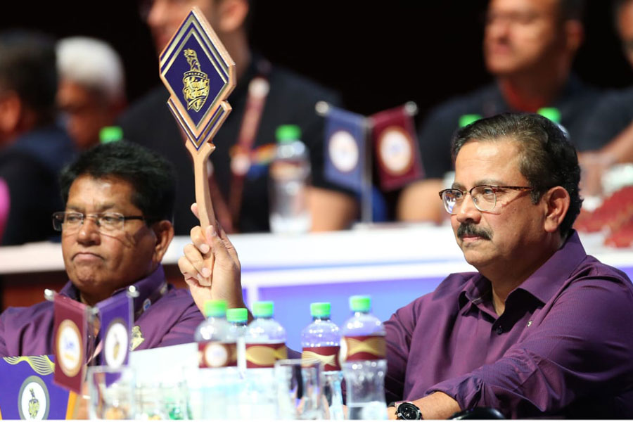 রভম্যান পাওয়েলকে পাওয়ার জন্য উদ্‌গ্রীব ছিল কলকাতা। না পাওয়া গেলে অনেকেই ভেবেছিলেন কেকেআর আক্রমণাত্মক ভাবে এগোবে। কোথায় কী! সময় গড়াল, কেকেআর নিস্তেজ হয়ে পড়ল। 