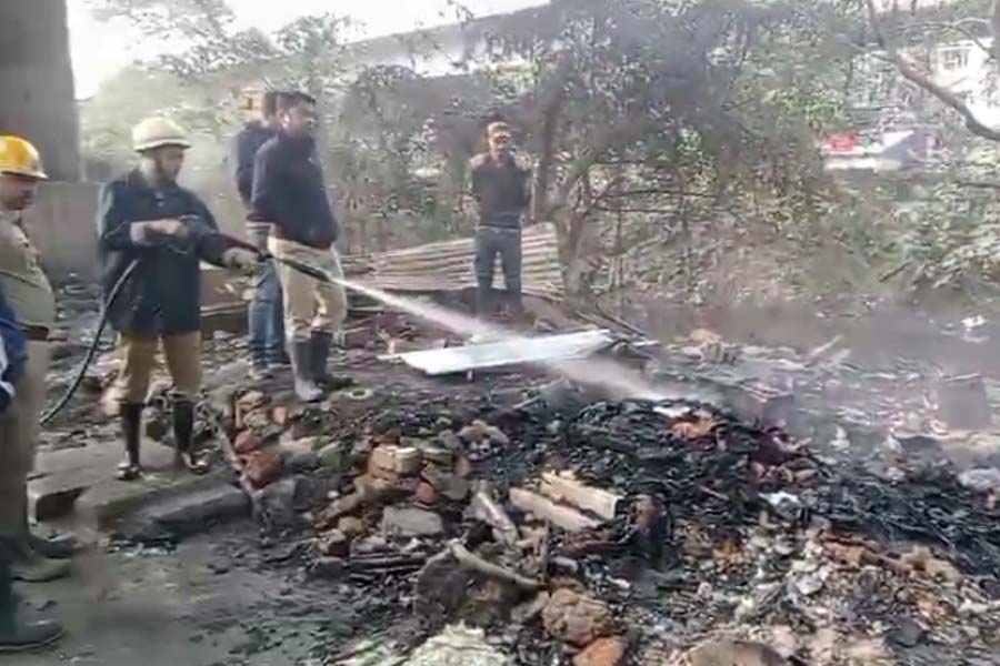 Fire catches under kamalgazi flyover, one dead