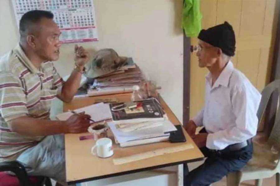 বাড়ি থেকে রোজ তিন কিলোমিটার হেঁটে স্কুলে পড়তে যান লালরিংথারা। মূলত ইংরেজি ভাষা রপ্ত করাই লক্ষ্য তাঁর।