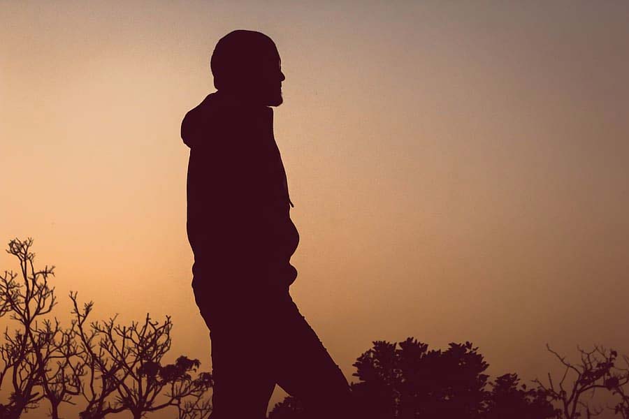 সংবাদ সংস্থা পিটিআই সূত্রে খবর, লালরিংথারার যখন দু’বছর বয়স, তখন তাঁর বাবা মারা যান। মায়ের সঙ্গে একা থাকতেন তিনি।