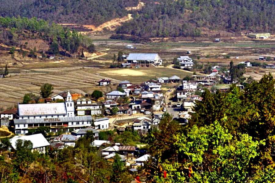 লালরিংথারার বাবার মৃত্যুর পর অর্থাভাবের মুখে পড়ে তাঁদের পরিবার। খুয়াংলেং গ্রামের একটি স্কুলে ভর্তি করানো হয়েছিল লালরিংথারাকে। কিন্তু অর্থাভাবে বেশি দূর পড়তে পারেননি তিনি।