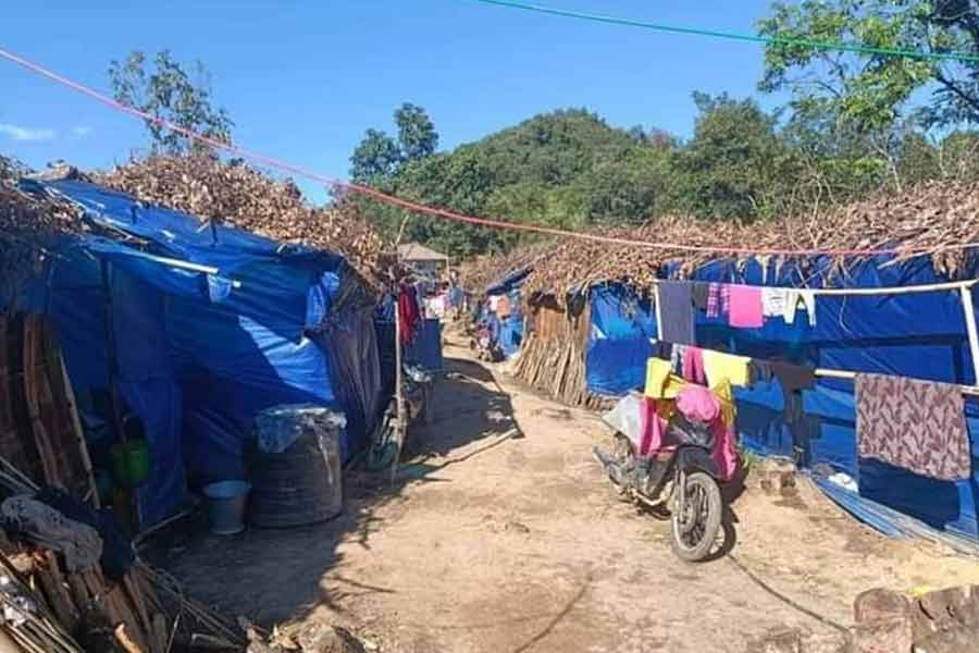 কিছু দিন পর খুয়াংলেং গ্রাম থেকে মিজোরামের নতুন রুয়াইকাম গ্রামে মায়ের সঙ্গে চলে যান লালরিংথারা। নতুন জায়গায় গিয়ে আবার নতুন স্কুলে ভর্তি করানো হয় লালরিংথারাকে।