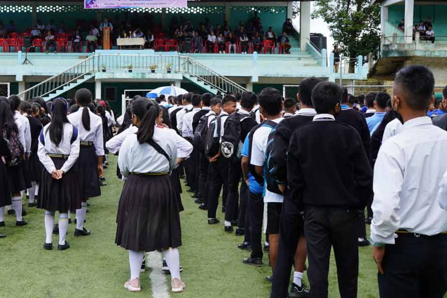 পড়াশোনা করবেন বলে নিজের বাড়ি থেকে তিন কিলোমিটার দূরে একটি স্কুলে ভর্তি হন লালরিংথারা। সেই স্কুলে নবম শ্রেণিতে ভর্তি হয়ে পড়াশোনা শুরু করেছেন তিনি।