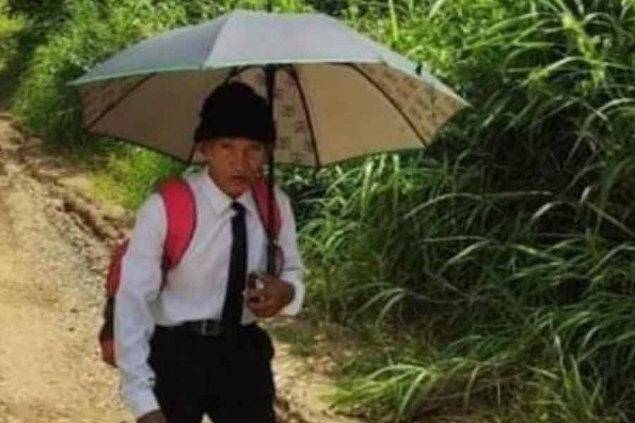 প্রতি দিন ওই তিন কিলোমিটার পথ হেঁটে স্কুলে যান লালরিংথারা। ৭৮ বছর বয়সে এ ভাবেই স্বপ্নপূরণ করছেন তিনি।