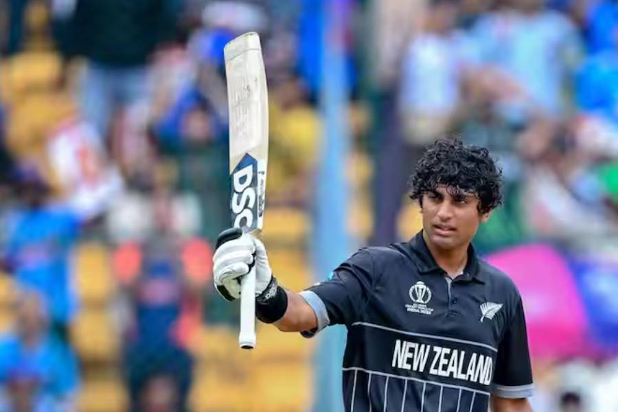 চলতি বছরে বিশ্বকাপের আবহে নিউ জ়িল্যান্ডের হয়ে উঠতি তারকা ক্রিকেটার ছিলেন রচিন রবীন্দ্র। আইপিএলে এটা তাঁর প্রথম মরসুম। তাঁর বেস দর ছিল ৫০ লক্ষ টাকা। শেষমেশ ১.৮ কোটি টাকায় রচিনকে কিনে নেয় সিএসকে।