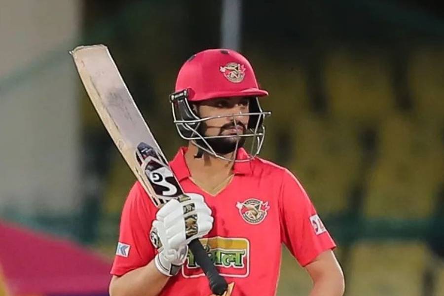 সমীর রিজভিকে নেওয়ার জন্য এই দিন রীতিমতো নিলাম-যুদ্ধ চলেছে গুজরাত ও চেন্নাইয়ের মধ্যে। ক্রমে দিল্লি ক্যাপিটালসও আগ্রহ দেখায় সমীরকে নিতে। আগামী আইপিএলে অভিষেক করতে চলেছেন তিনি। এই ডানহাতি ব্যাটসম্যানের জন্য গুজরাতকে টেক্কা দিয়ে আট কোটি টাকা খরচ করে চেন্নাই। 