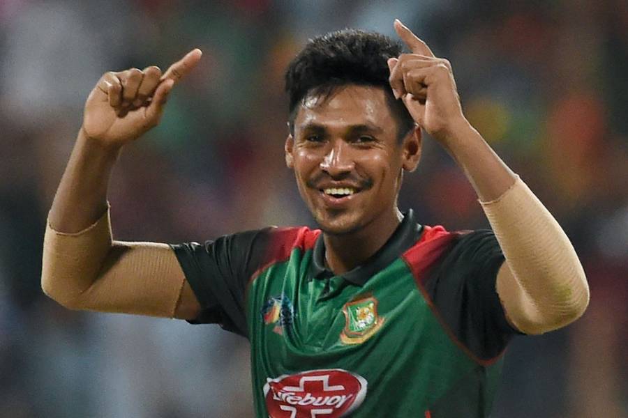 বোলিংয়ে চেন্নাইয়ের নতুন মুখ মুস্তাফিজুর রহমান। এই দিন নিলামে দু’কোটি টাকা দিয়ে তাঁকে কিনেছে ধোনির দল। 