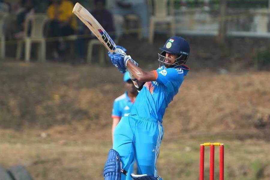 ব্যাটসম্যান হিসাবে দলের জন্য নিলামে অবনীশ রাও আরাভেল্লিকেও তুলে নিয়েছে চেন্নাই। আগামী বছর আইপিএলে অভিষেক হবে তাঁর। ২০ লক্ষ টাকা খরচ করে মিডল অর্ডারে খেলা এই ব্যাটসম্যানকে কিনে নিয়েছে চেন্নাই।