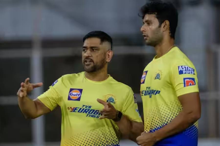 অলরাউন্ডারের দল বেশ ভারী করার জন্য চেন্নাই এই বছরেও রেখে দিয়েছে শিবম দুবেকে। চার কোটি টাকার বিনিময় তিনি রইলেন দলে। 