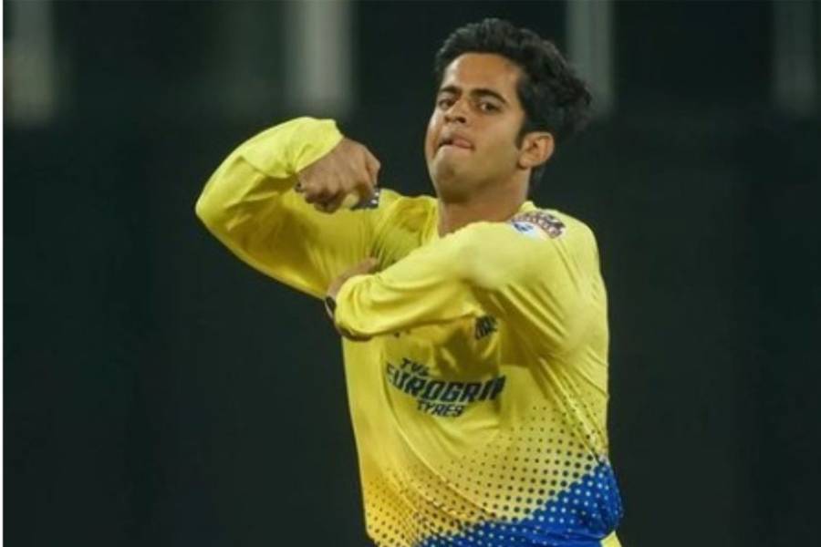 সবে গত বছর আইপিএলে আত্মপ্রকাশ তাঁর। প্রশান্ত শোলাঙ্কির খেলার তারিফ করেছেন সমর্থকরা সবাই। এই বছরেও দলে থাকছেন তিনি।