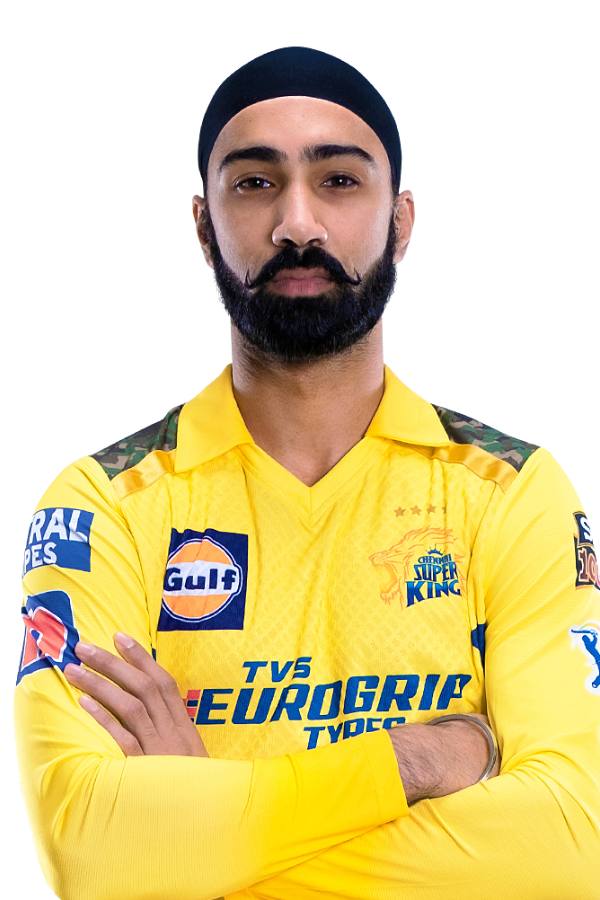 সিমরজিৎ সিংহ বোলার হিসাবে যুক্ত হয়েছেন চেন্নাইয়ের দলে। গত দুই বছর আইপিএলে ভাল পারফর্ম করার জন্য তাঁকে  এ বারেও রেখেছেচেন্নাই। 