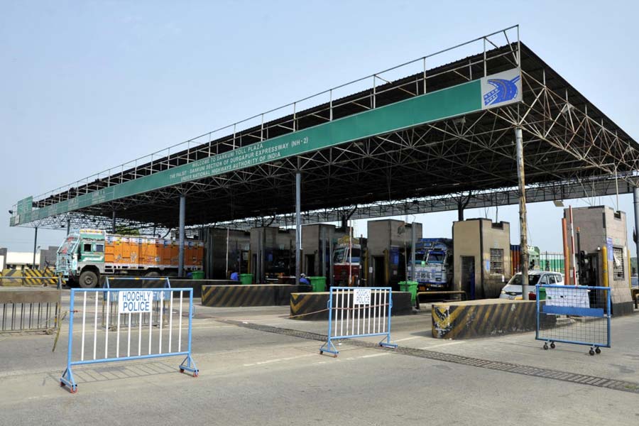 জাতীয় বা রাজ্য সড়কের মাঝে মাঝেই থাকে টোল প্লাজ়া। সেখানে এসে দাঁড়ায় যান। টাকা দিয়ে তবেই মেলে আগে চলার অনুমতি। গোটা দেশে যত টোল প্লাজ়া ছড়িয়ে রয়েছে, তার বেশির ভাগেরই নেপথ্যে রয়েছে একটিমাত্র সংস্থা।