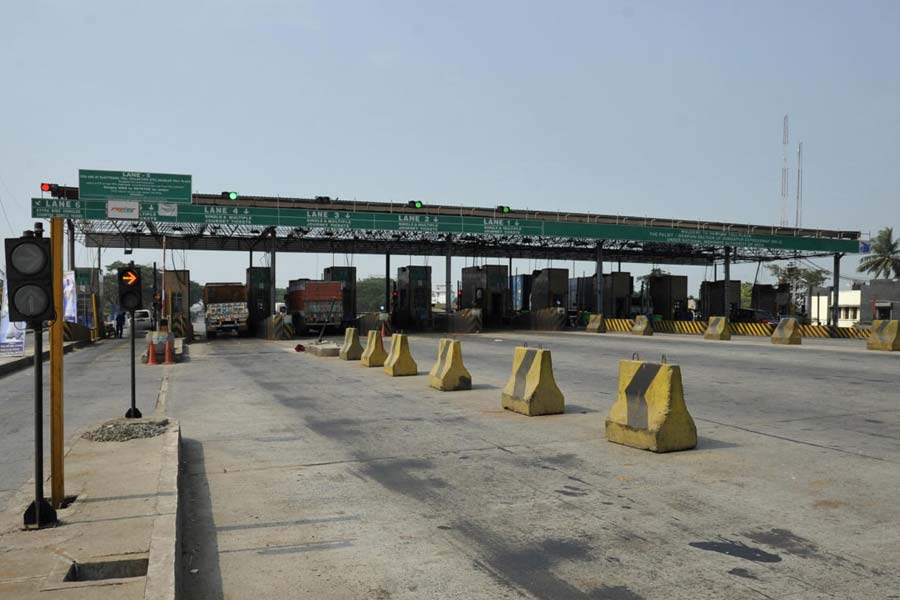 সারা দেশে জাতীয় সড়কে ছড়িয়ে রয়েছে টোল প্লাজ়া। রাজ্য সড়কেও রয়েছে। সড়ক মেরামতি এবং রক্ষণাবেক্ষণের জন্য টাকা দিতে হয় সব গাড়িকে। সেই টাকা সংগ্রহ করা হয় এই প্লাজ়াতেই।