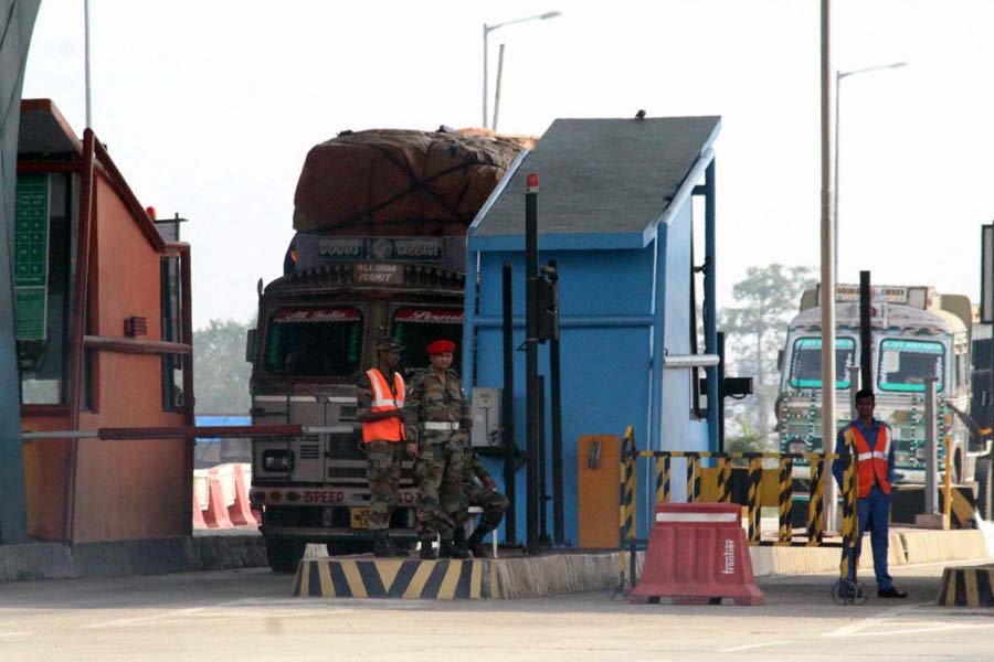 রাজ্য সড়ক রক্ষণাবেক্ষণের জন্য টোল সংগ্রহ করে আরটিও (রিজিওনাল ট্রান্সপোর্ট অফিস)। রাজ্য সরকার সেই টাকা দিয়ে রাস্তা রক্ষণাবেক্ষণ করে।